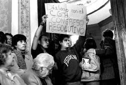 Academicos de la UNAM se manifiestan frente a la Casa Universitaria del Libro