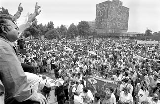 Concentracion del sindicato universitario en apoyo del movimiento estudiantil